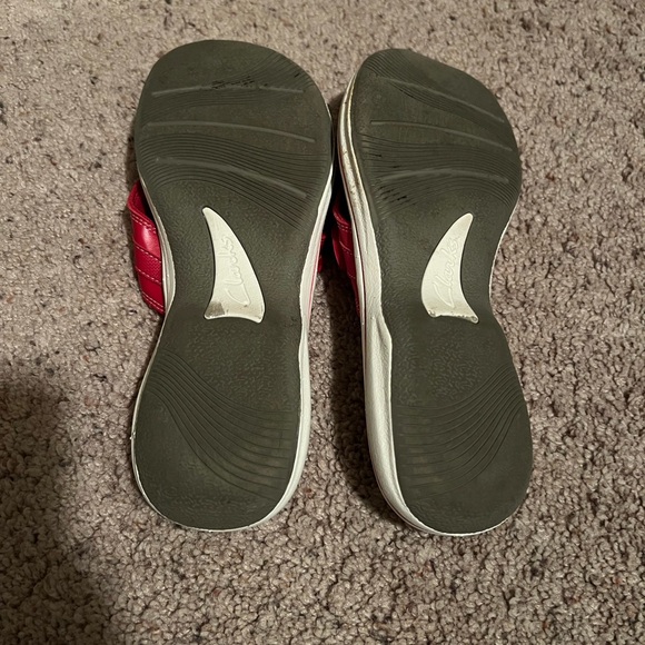 Clarke red flip flops - Picture 2 of 2